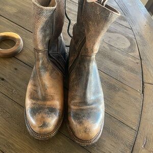 Vintage Style Bed Stu Boots
